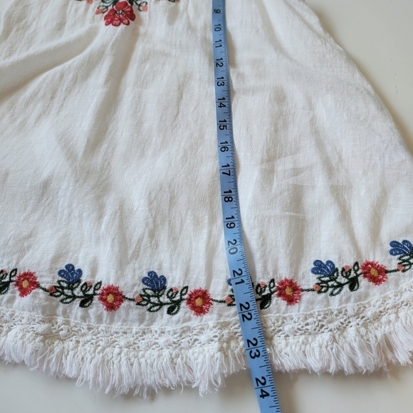 Max Studio Floral Embroidered Fringe Hem Top Size M White - Picture 8 of 10